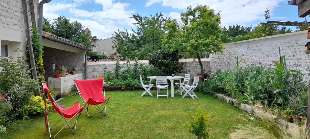 Suite De Charme Dans Une Maison Charentaise Cozes Exterior foto